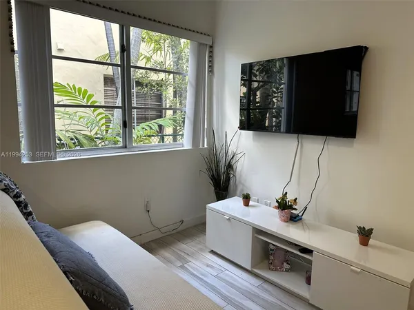 $1,900 | 1560 Meridian Avenue, Unit 103, Miami Beach, FL 33139
