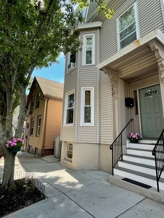 $1,900 | 120 Eutaw Street, Unit 3, Boston, MA 02128