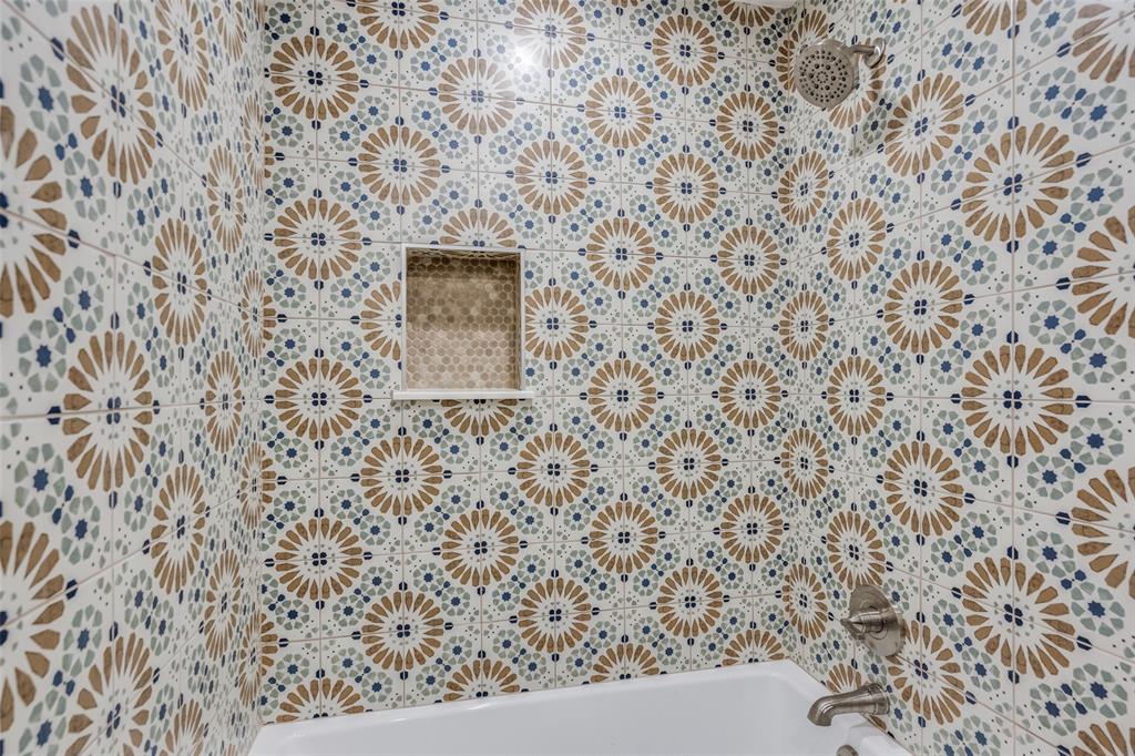 516 Ridgemont Drive Allen, TX 75002 - Photo 15 of 25 a bathroom with a shower curtain