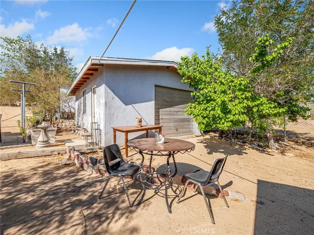 a view of entryway with a flower pot
