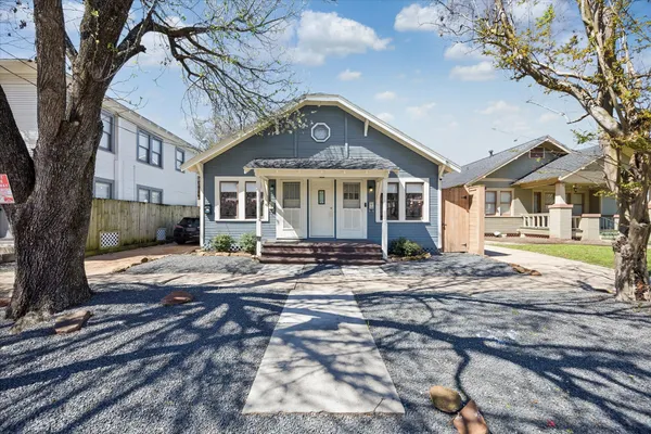 a view of a yard in front of a house