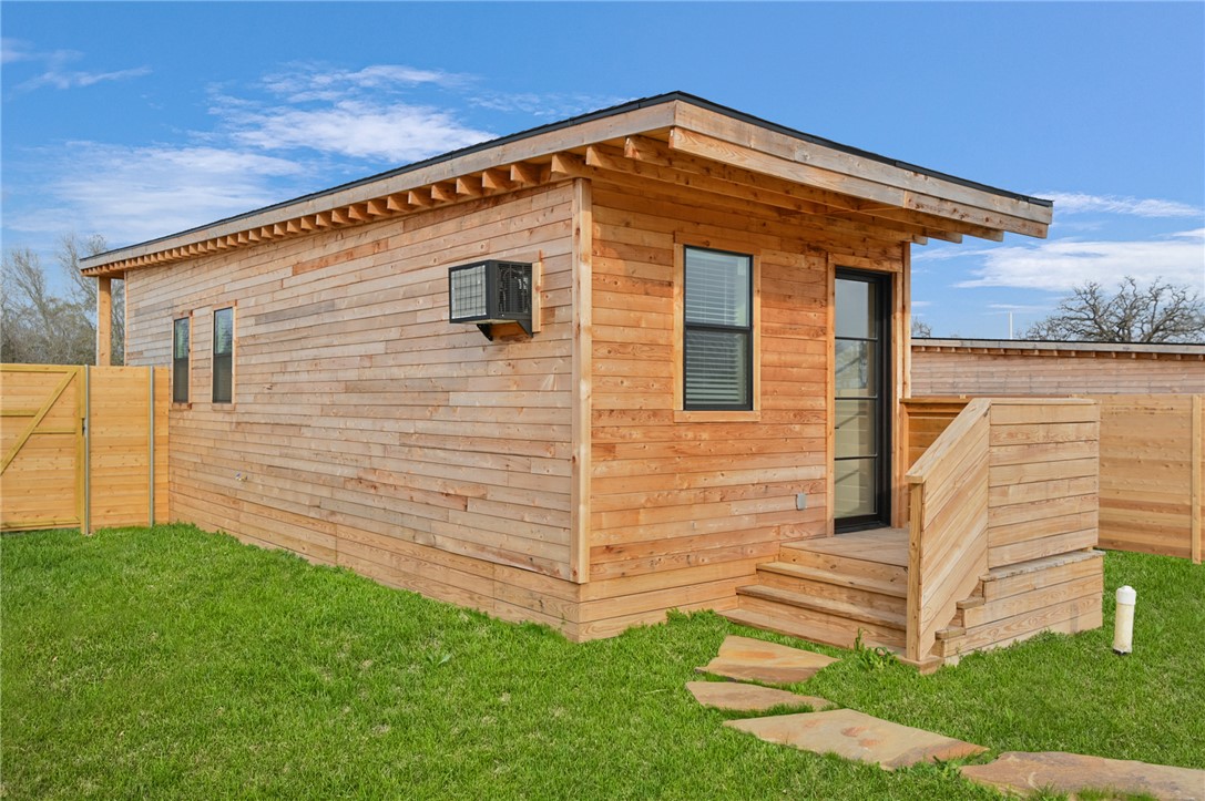 23900 Highway 6 Navasota, TX 77868 - Photo 18 of 22 a front view of a house with a garden