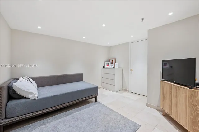 $3,350,000 | 251 Crandon Boulevard, Unit 806, Key Biscayne, FL 33149