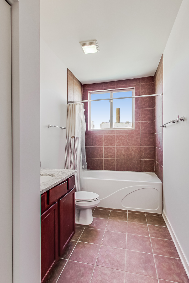 45 East 23rd Street Chicago, IL 60616 - Photo 16 of 27 a bathroom with a toilet a sink and bathtub