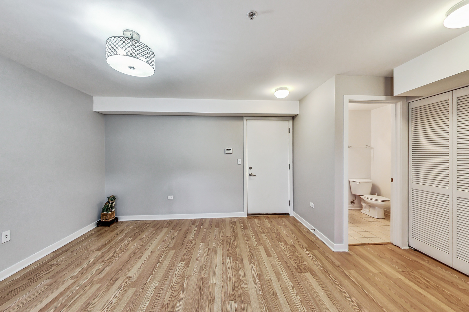 45 East 23rd Street Chicago, IL 60616 - Photo 21 of 27 wooden floor in an empty room with a window