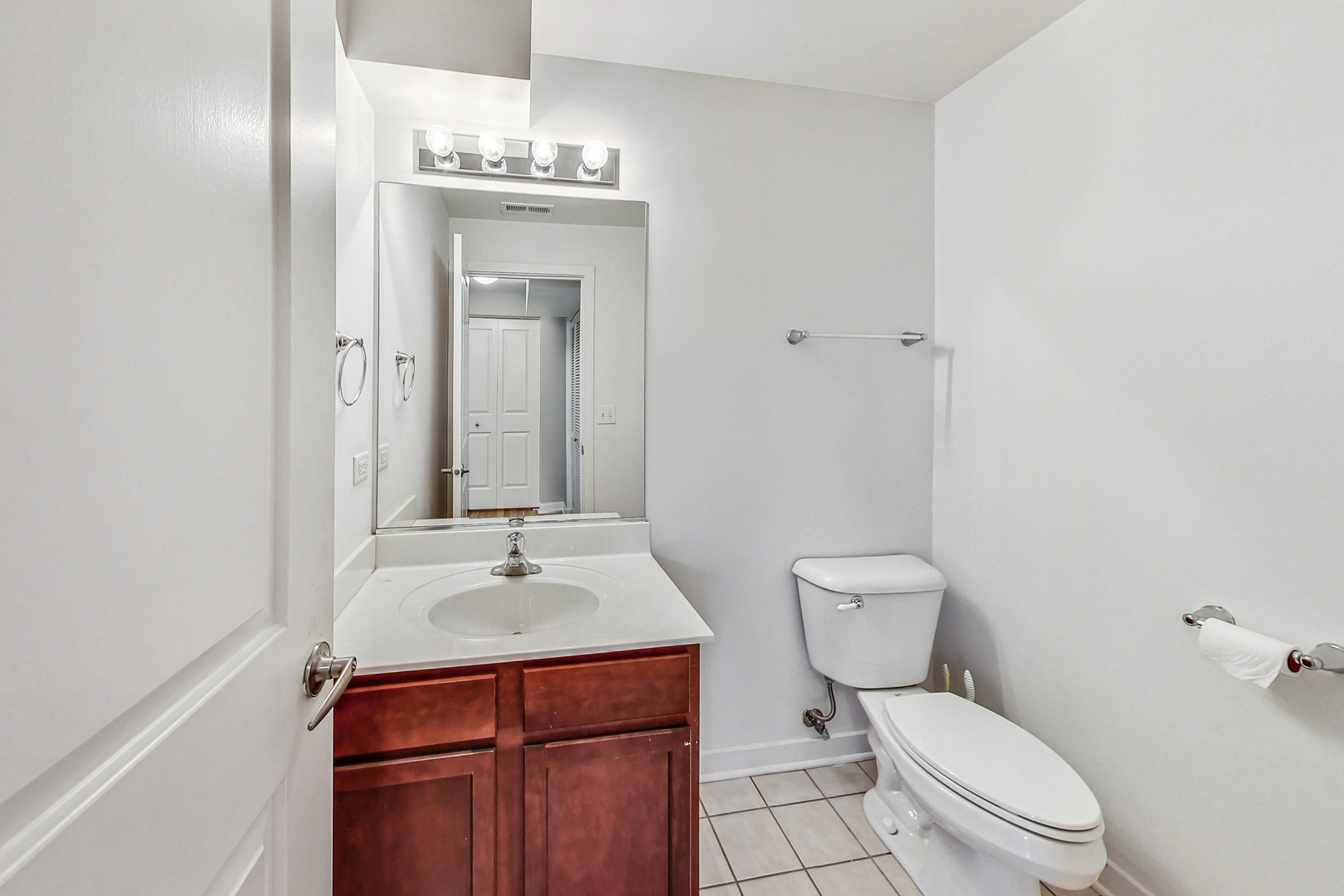 45 East 23rd Street Chicago, IL 60616 - Photo 22 of 27 a bathroom with a toilet a sink and mirror