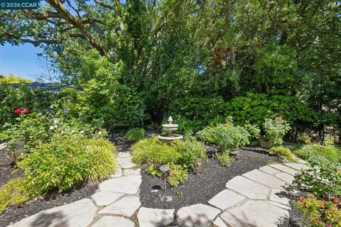 $1,995,000 | 4 Crest Road, Lafayette, CA 94549