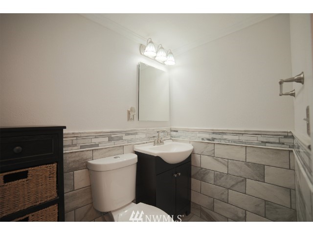 2500 South 370th Street, Unit 12 Federal Way, WA 98003 - Photo 21 of 40 a bathroom with a sink and a mirror