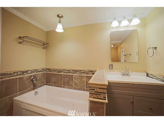 2500 South 370th Street, Unit 12 Federal Way, WA 98003 - Photo 30 of 40 a bathroom with a sink vanity granite tub and a mirror