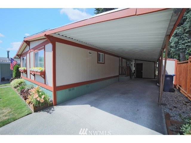 2500 South 370th Street, Unit 12 Federal Way, WA 98003 - Photo 38 of 40 a backyard of a house with lots of green space