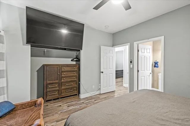 a view of livingroom with furniture and a ceiling fan