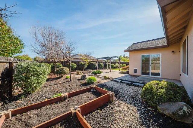 a view of a house with backyard and sitting area
