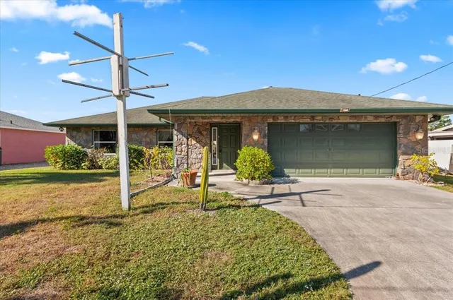 a view of a house with backyard