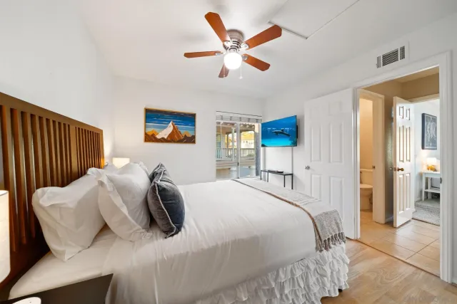a en suite bathroom with a double vanity sink and mirror