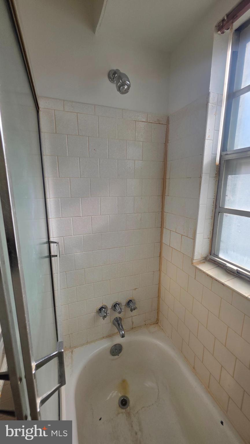 11908 Tarragon Road, Unit G Reisterstown, MD 21136 - Photo 24 of 45 a bathroom with a bathtub