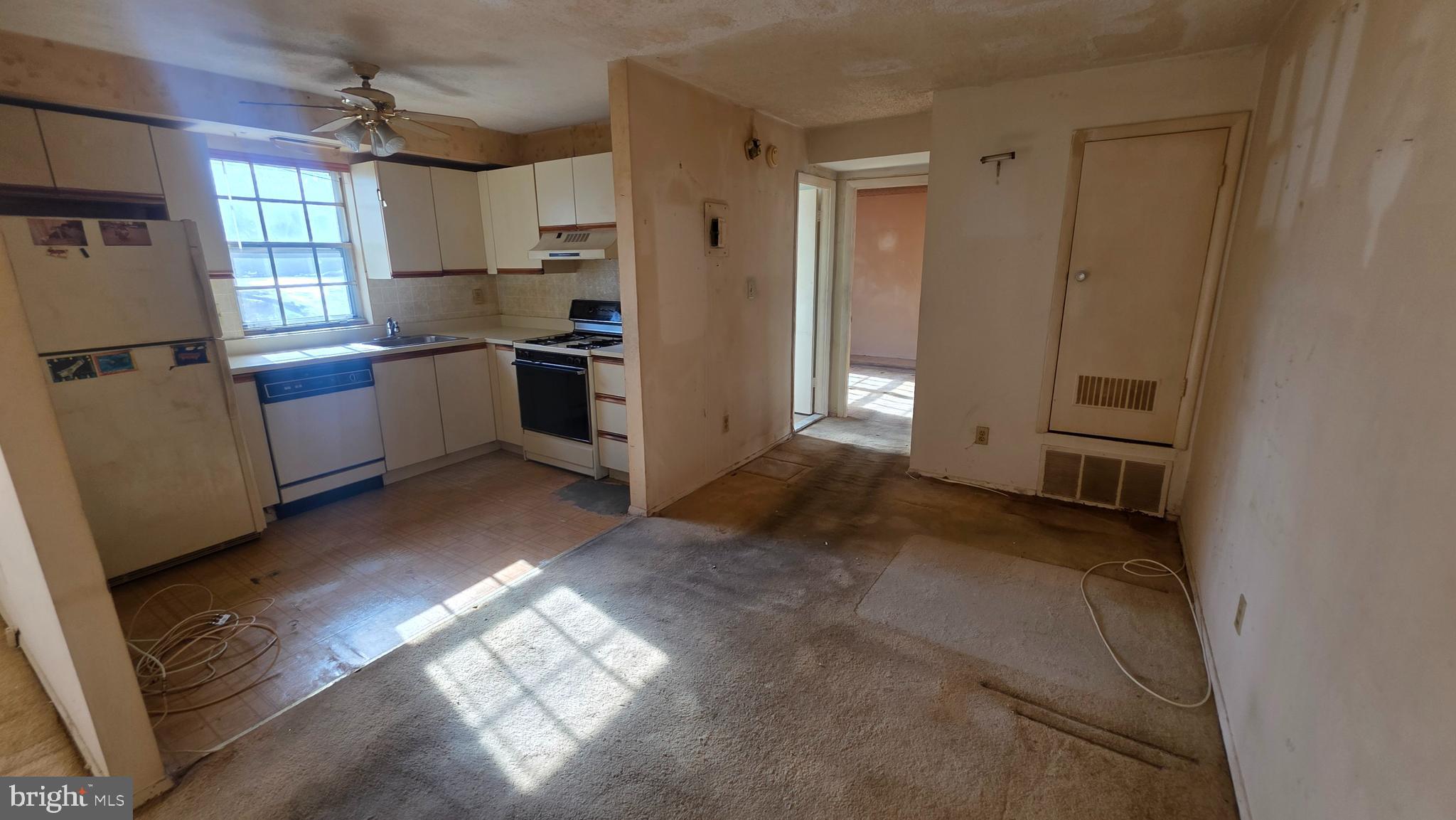 11908 Tarragon Road, Unit G Reisterstown, MD 21136 - Photo 6 of 45 a kitchen with cabinets and window