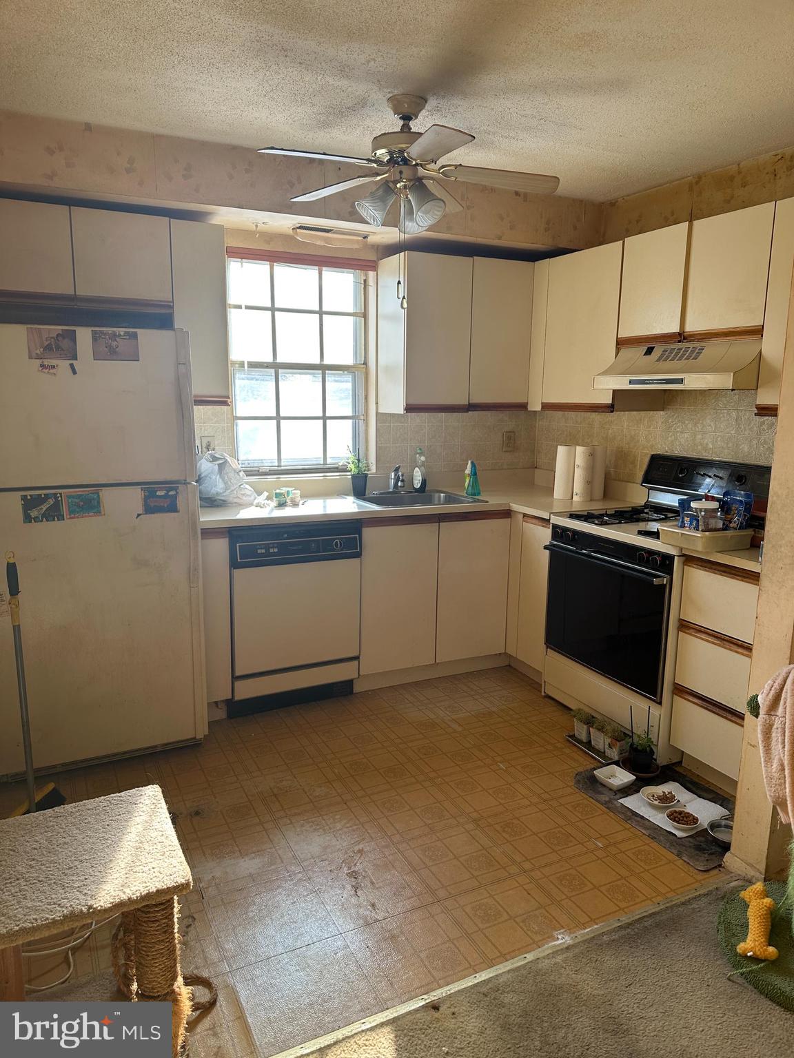 11908 Tarragon Road, Unit G Reisterstown, MD 21136 - Photo 7 of 45 a kitchen with stainless steel appliances granite countertop a sink stove and refrigerator