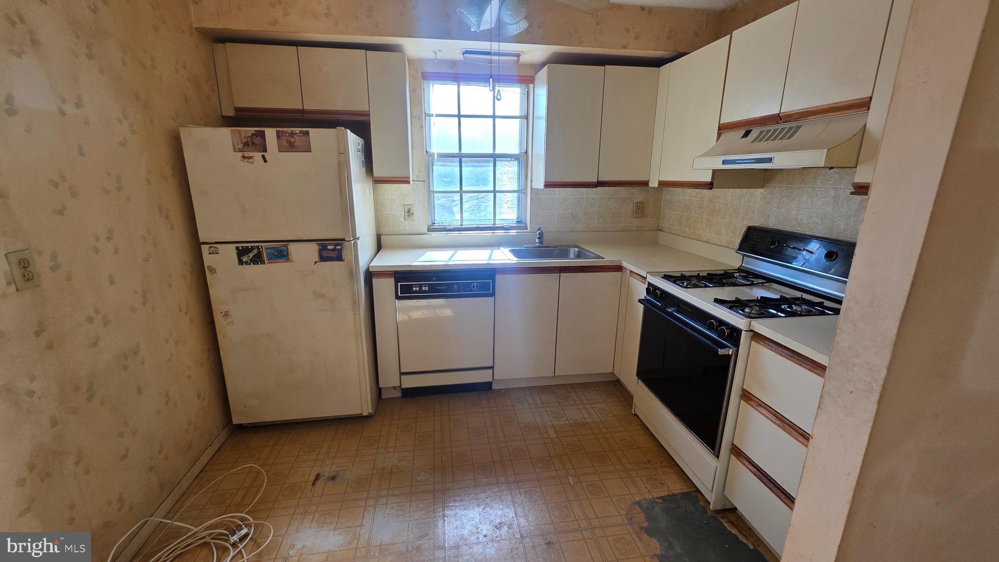 11908 Tarragon Road, Unit G Reisterstown, MD 21136 - Photo 8 of 45 a kitchen with a refrigerator stove and sink