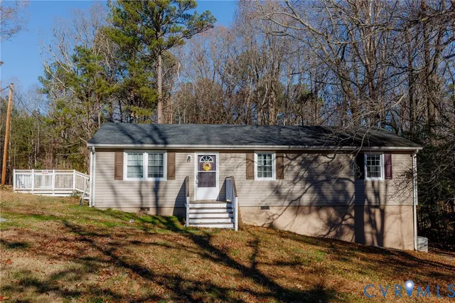a view of a house with backyard and tree