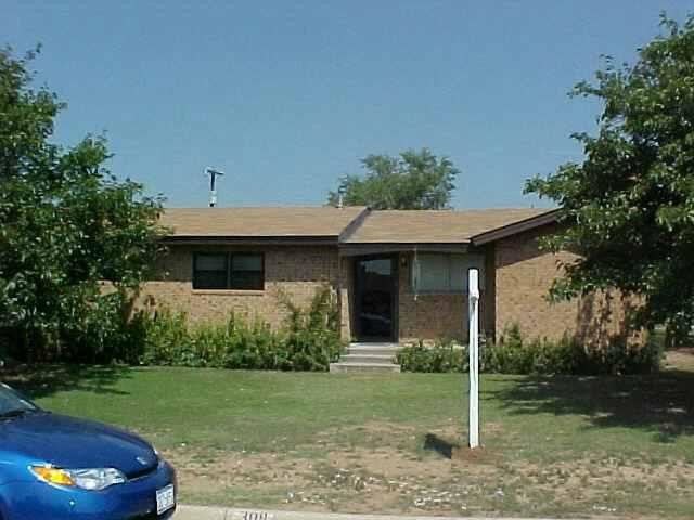 a view of a house with backyard and garden