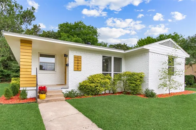 a front view of house with yard