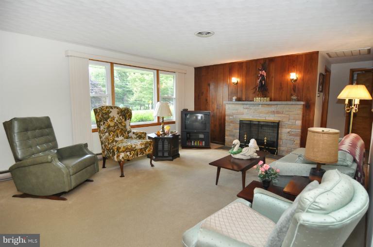 3105 Mt Carmel Road Upperco, MD 21155 - Photo 11 of 24 Living Room
