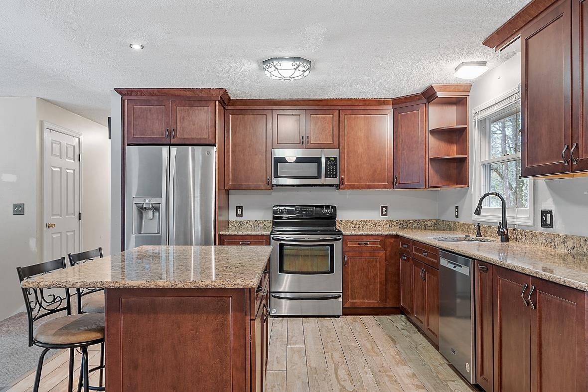 38 Whitford Road Nashua, NH 03062 - Photo 4 of 40