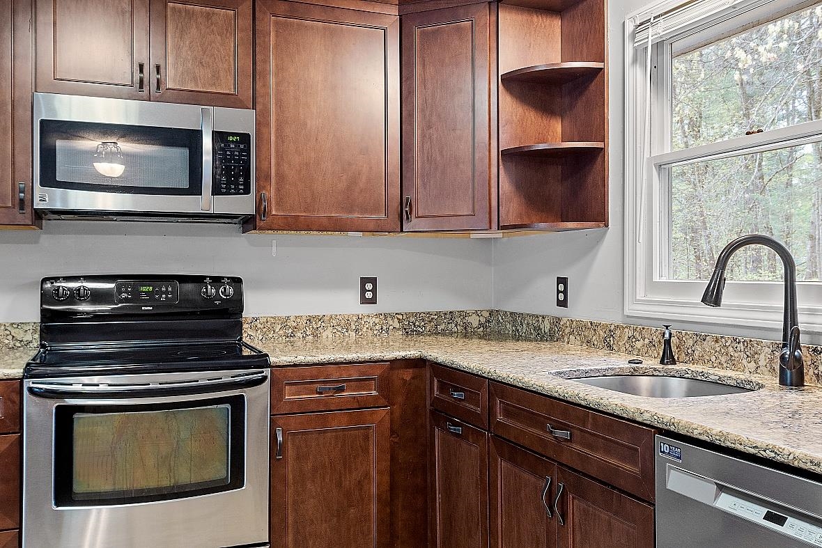 38 Whitford Road Nashua, NH 03062 - Photo 5 of 40