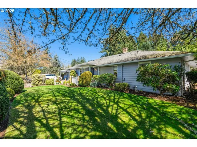 a view of a house with a backyard