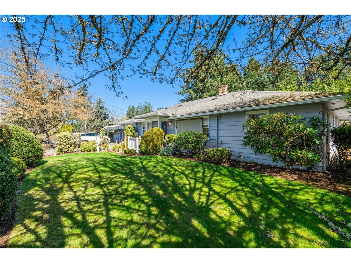 a view of a house with a backyard