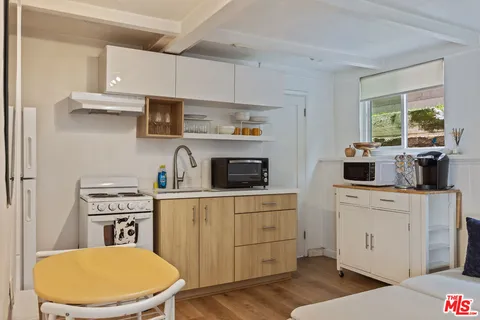 $2,035,888 | 2922 Highland Avenue, Santa Monica, CA 90405