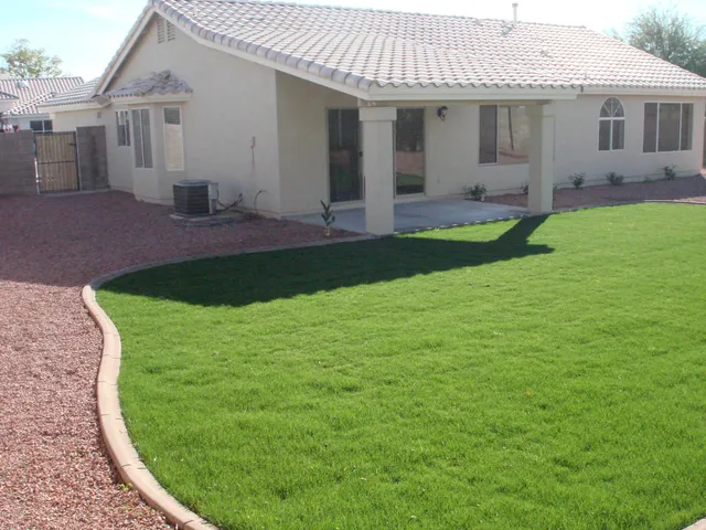 a view of a back yard