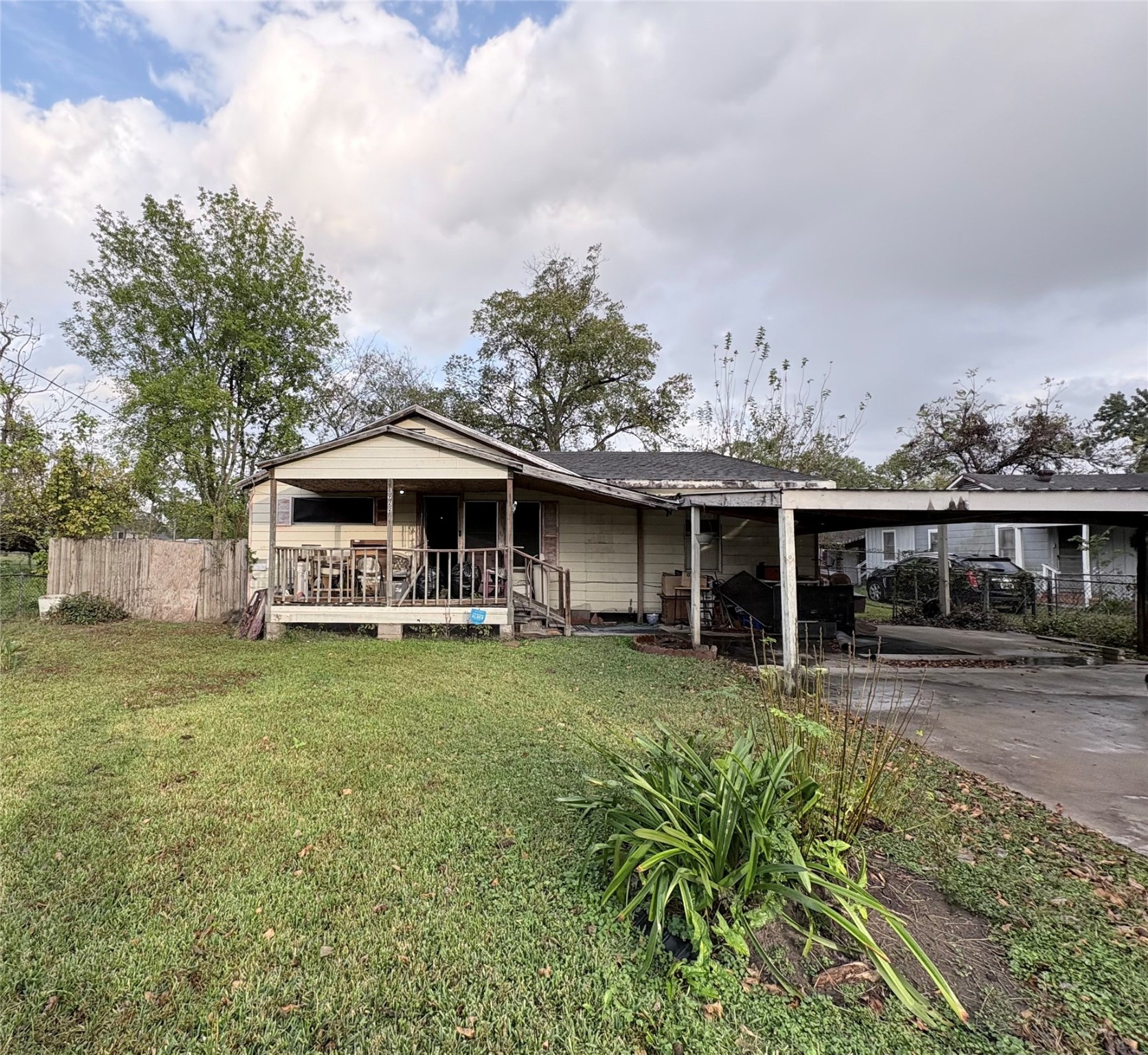 8922 Heatherside Street Houston, TX 77016 - Photo 4 of 6 a front view of a house with garden