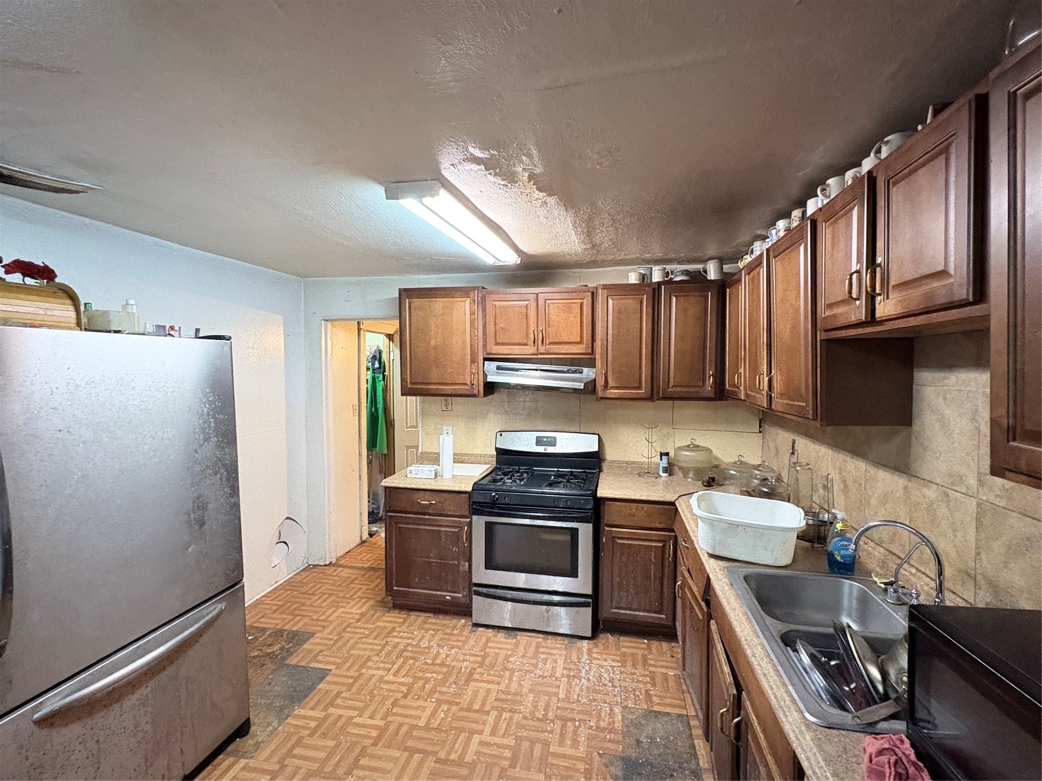 8922 Heatherside Street Houston, TX 77016 - Photo 6 of 6 a kitchen with granite countertop a refrigerator stove and sink