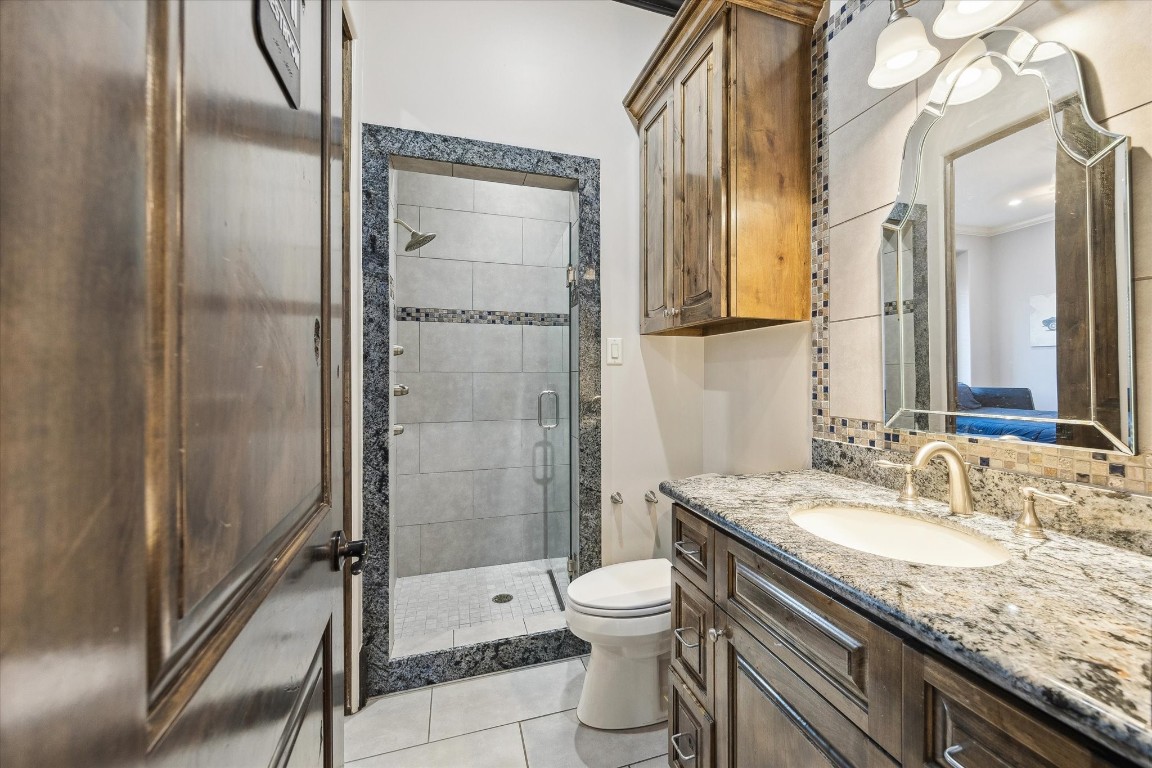 4119 Allen Street Houston, TX 77007 - Photo 30 of 42 Secondary bathroom accessible from both the room and the hallway off of the kitchen