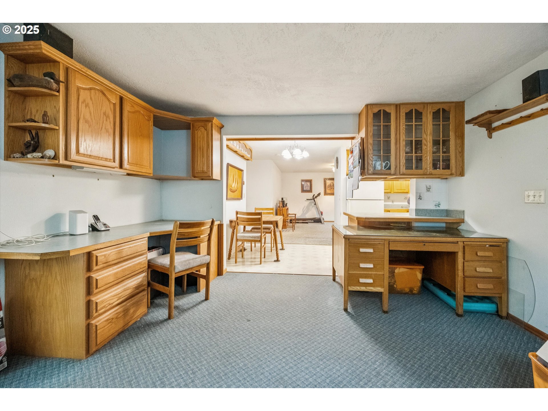 825 Northeast 194th Avenue Portland, OR 97230 - Photo 16 of 27 a workspace with furniture and window
