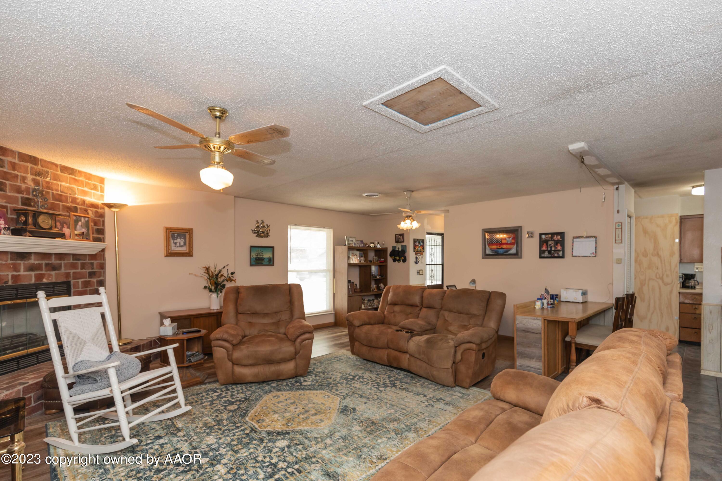 2920 South Nelson Street Amarillo, TX 79103 - Photo 8 of 47 a living room with furniture