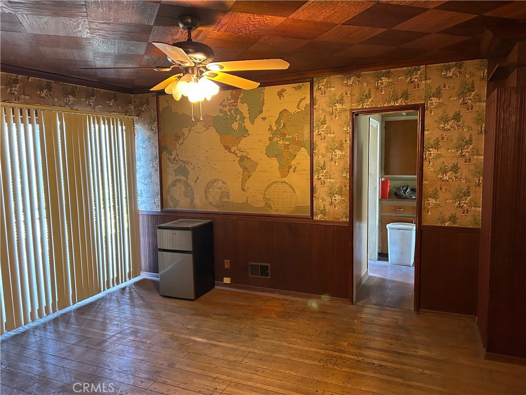 735 West 126th Street Los Angeles, CA 90044 - Photo 4 of 7 Den