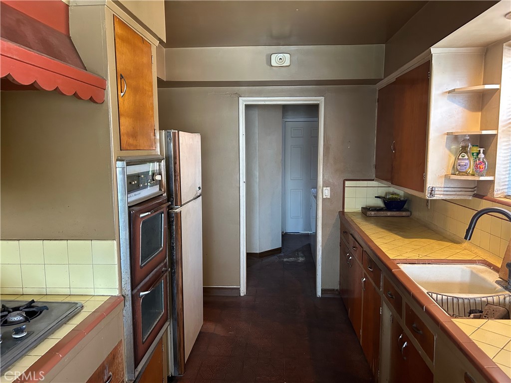 735 West 126th Street Los Angeles, CA 90044 - Photo 7 of 7 Kitchen