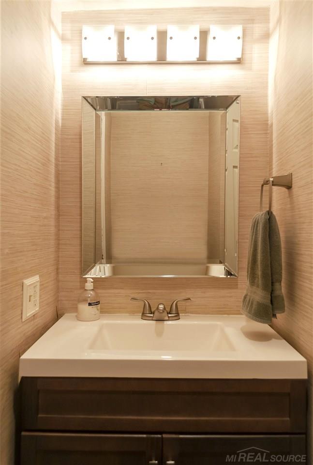 805 Canterbury Road Grosse Pointe Woods, MI 48236 - Photo 20 of 41