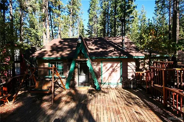 a view of an outdoor space