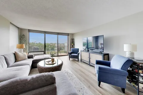 $245,500 | 2000 St Regis Drive, Unit 7N, Lombard, IL 60148