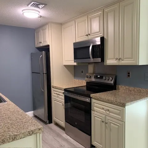 $1,900 | 512 Abbott Farm Lane, Hudson, NH 03051