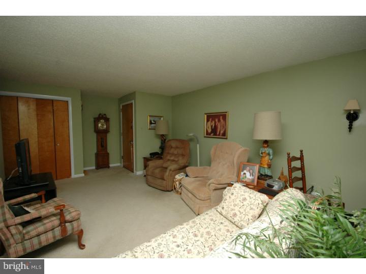 17 C Sunnybrook Road Stratford, NJ 08084 - Photo 5 of 20 Living Room