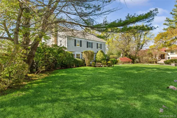 $1,950,000 | 1360 Boxwood Drive West, Hewlett, NY 11557