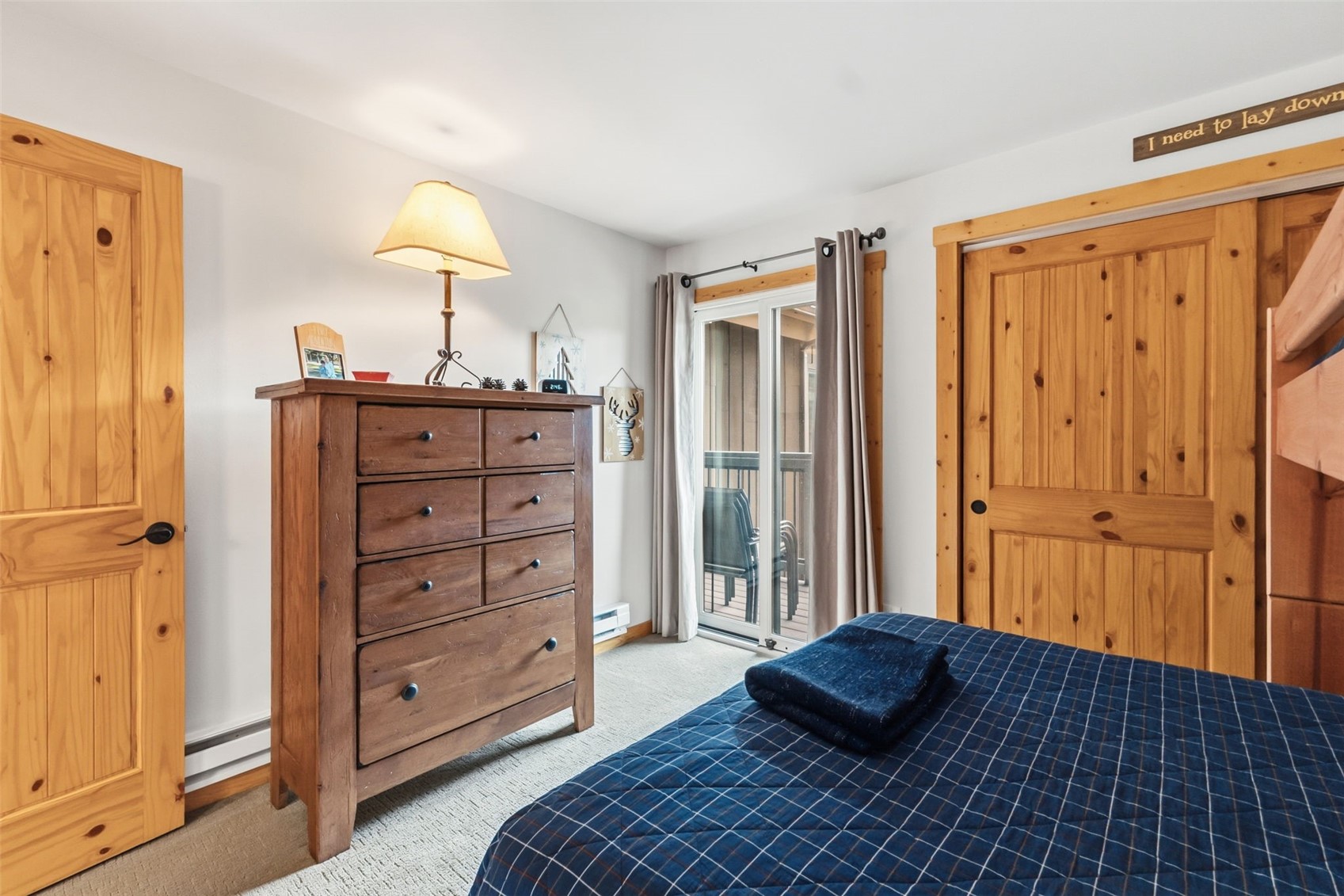 423 Wild Irishman Road, Unit 1010 Keystone, CO 80435 - Photo 10 of 22 a bedroom with a bed and a dresser