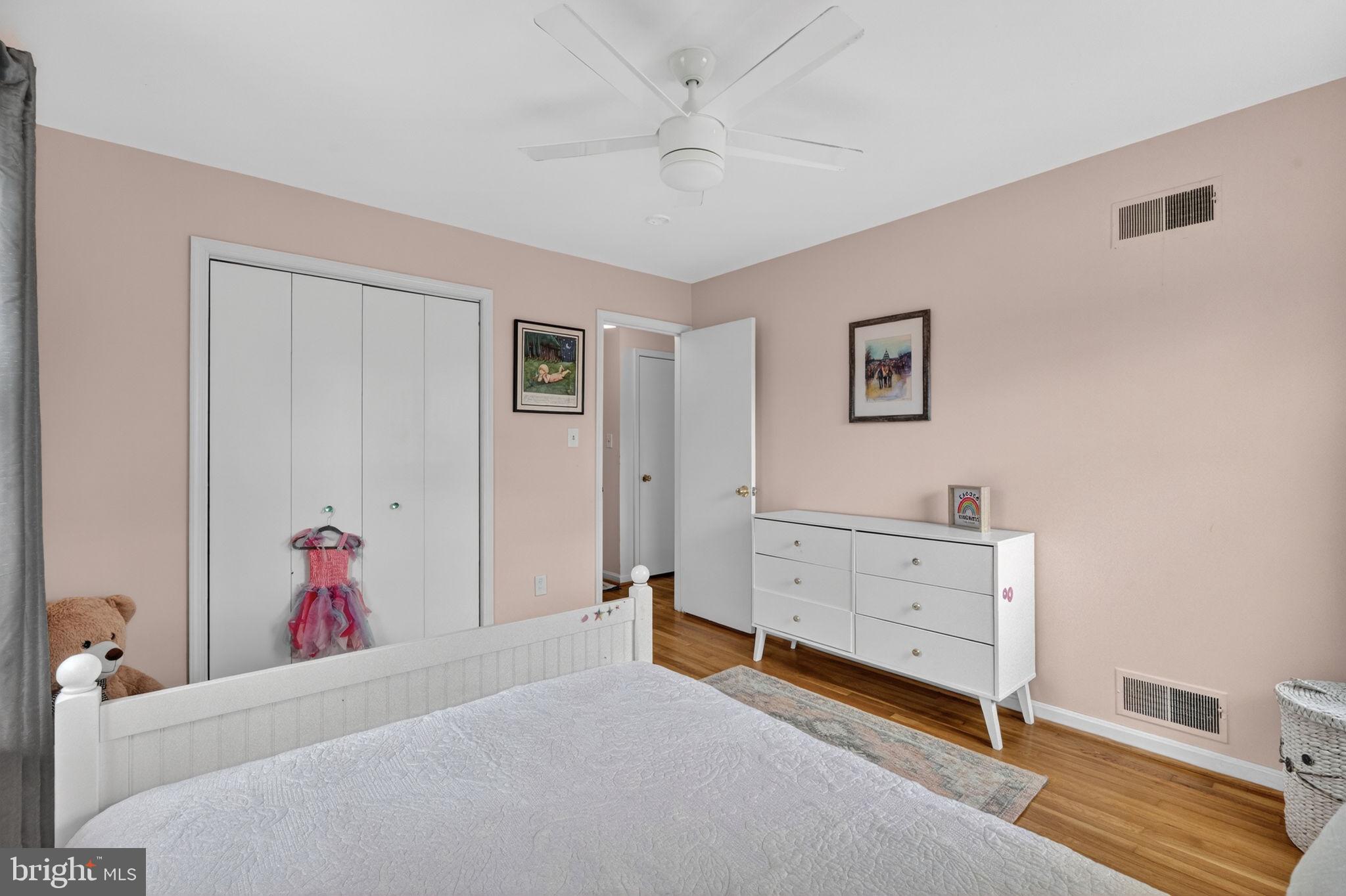 8620 Fort Hunt Road Alexandria, VA 22308 - Photo 29 of 46 View into the hallway.