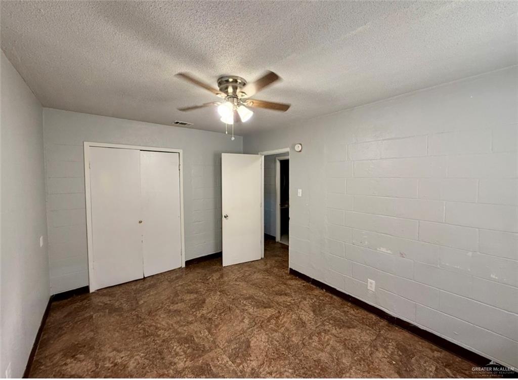 1920 East Iowa Road Edinburg, TX 78542 - Photo 6 of 7 an empty room with a ceiling fan and a window