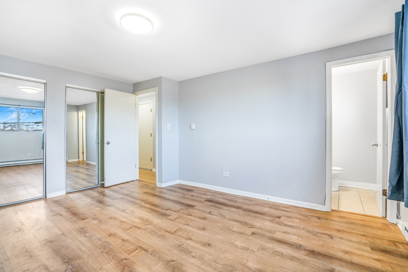 6728 West 64th Place, Unit 2B Chicago, IL 60638 - Photo 9 of 14 a view of a room with an empty room