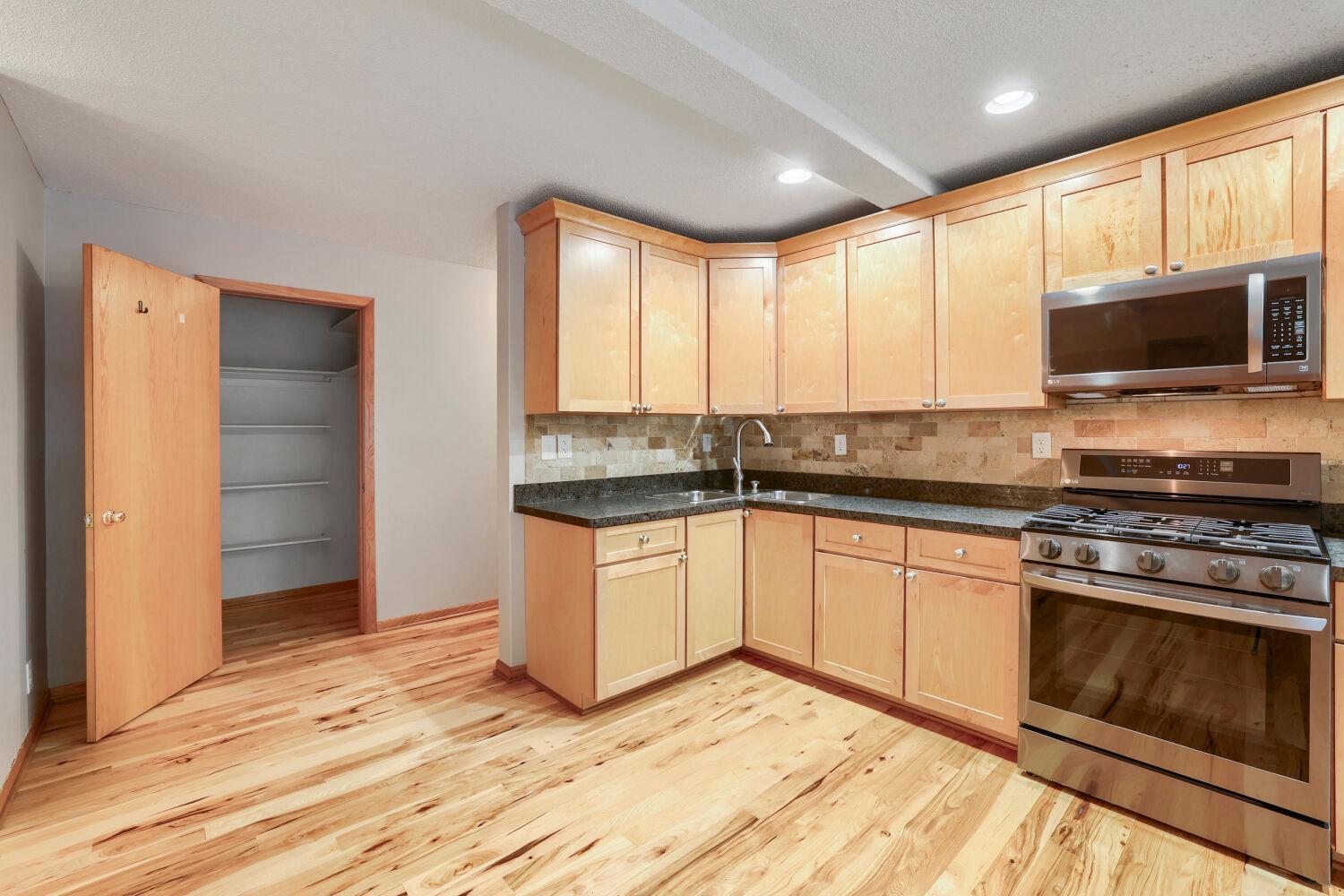 415 Ridgewood Avenue, Unit 101 Minneapolis, MN 55403 - Photo 13 of 28 Gallery Image 13